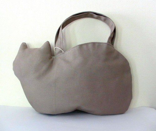 可以輕鬆融入時尚。 由於使用帆布面料，因此具有獨特的棉質感。 無論季節如何，都可以使用帆布面料。 包本身是貓剪影的貓形模型。 肩膀不能使用，請用手使用。 （如果您是個孩子，可以承擔） 棉花放在臉上，只