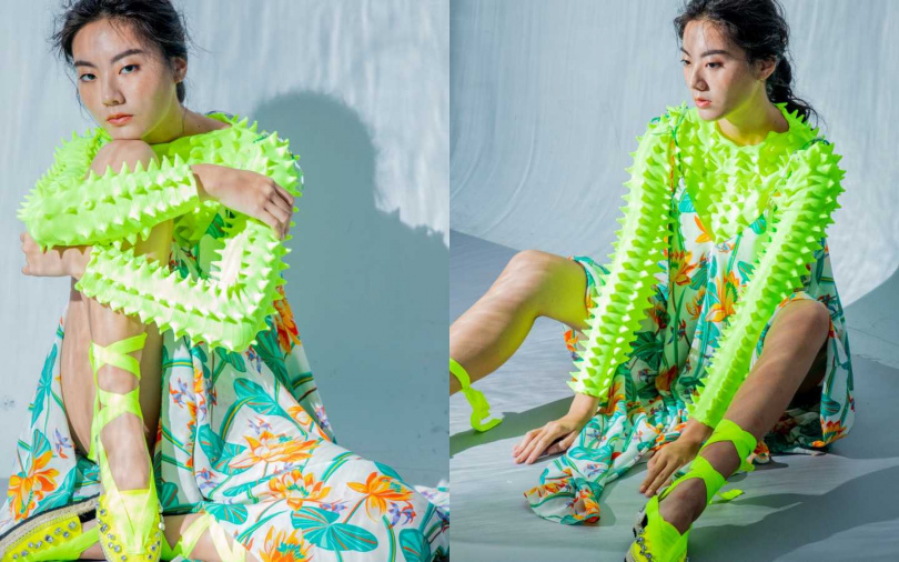 LOEWE 3D立體針織上衣／25,000元、印花絲質細肩帶洋裝／37,000元、鑽飾螢光黃涼鞋／23,000元（圖／莊立人攝）