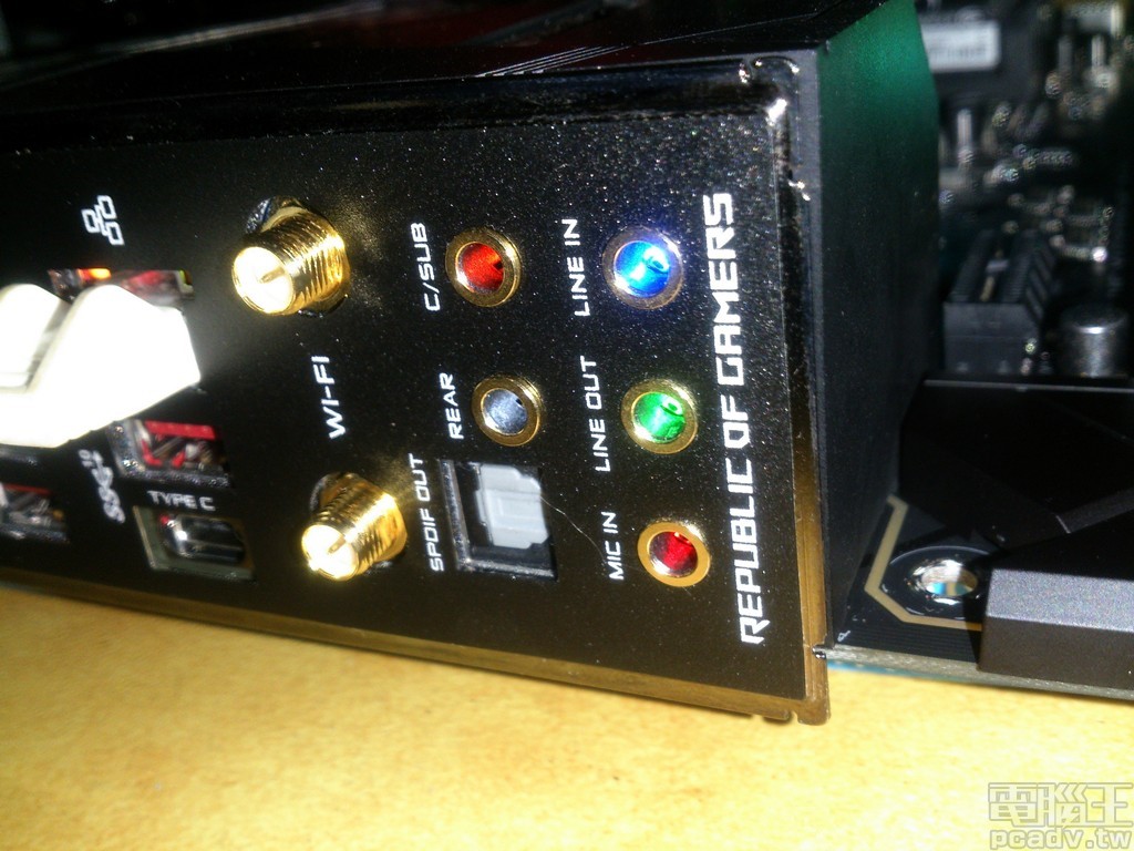 背板 I/O 3.5mm 類比音效插孔提供不同顏色的 LED 燈光效果
