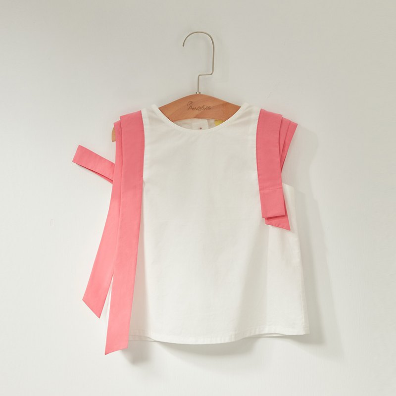 肩膀的緞帶隨著孩子的動作而自然擺動 活潑的配色讓衣服更顯出色