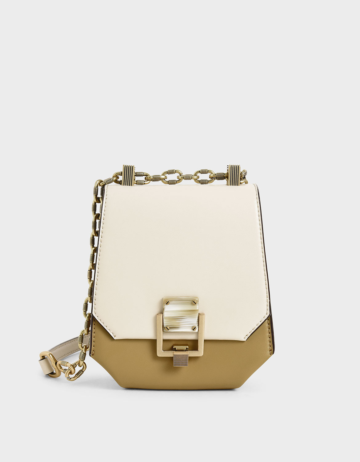 大小適中、兩用鍊條揹法，展露獨樹一幟的都會個性風格，打造日常生活中超好搭配的小包高手。