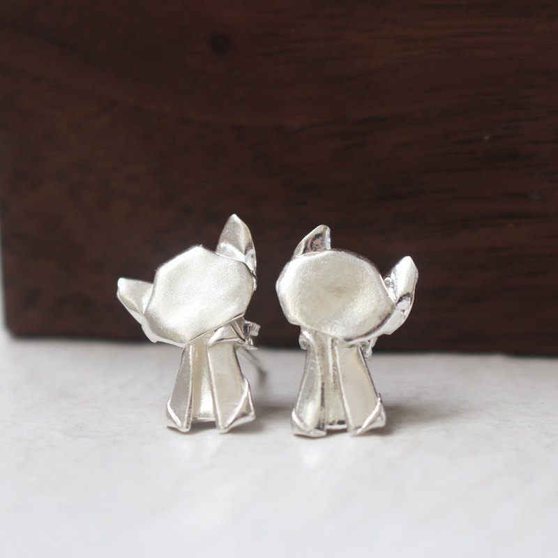 Green Rivor 獨家設計925純銀摺紙款貓耳環。是穿了禮服的貓咪啊！