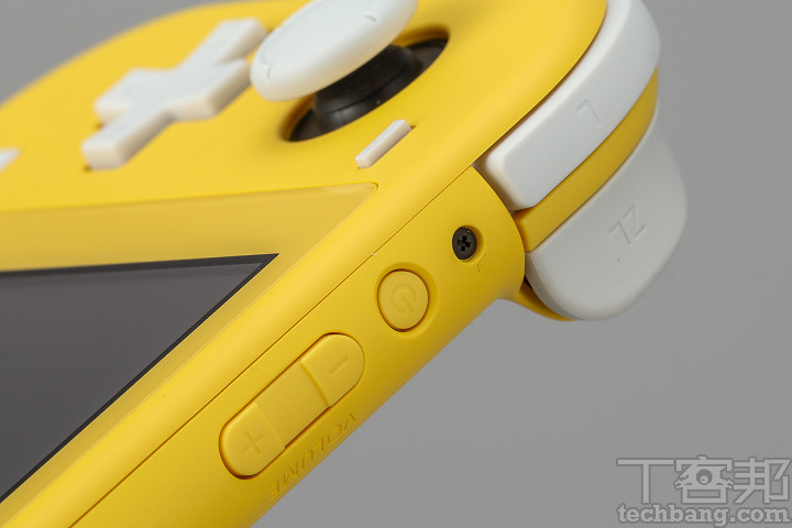 從開關鍵、音量調整鍵到蘑菇頭、板機鍵，整台 Nintendo Switch Lite 基本上由塑料打造。