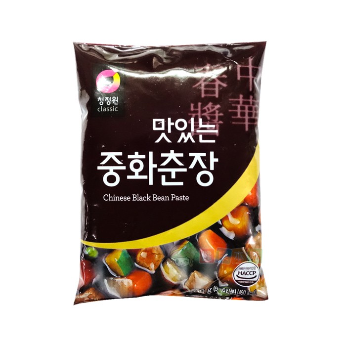 【商品特色】韓國國民最愛的美食之一炸醬麵、在韓劇中也很常看到歐巴們大口大口滿足的吃麵現在再也不用在電視前生火，只要有韓式黑麵醬在家只要簡單準備食材、搭配Q彈麵條就可以快速的煮出道地又美味的炸醬麵喔!除