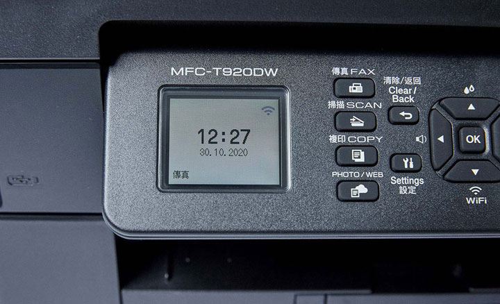 MFC-T920DW 的 LCD 螢幕預設會顯示日期與時間，若 Wi-Fi 已連線也會有對應的符號於左上角，我們可透過四個獨立的功能鍵來切換主要的功能。