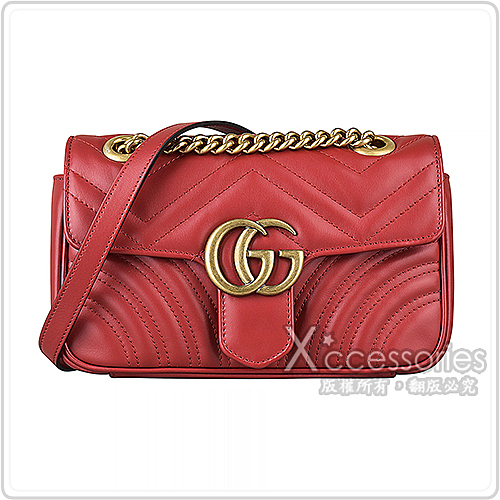 經典金屬LOGO，品牌辨識度高 採用精緻牛皮製作，以絨布內襯 可擺8吋隨身物，背面設縫線愛心