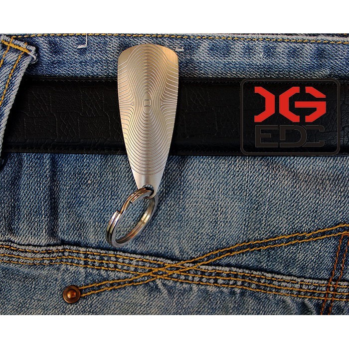 前言 本店的又一款原創作品設計靈感來自于一部電影中的盾牌造型反復斟酌后做成腰帶式的鑰匙扣也可以作為錢夾請北斗代工做工精湛把玩手感佳希望大家喜歡 注本價格只是錢夾不包含圖片里用來展示功能裝逼的其他物品 