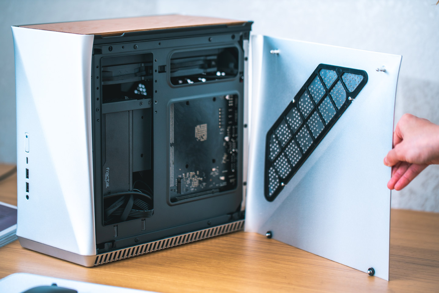 Era ITX 的側板採無工具拆卸式設計，在需要維護時可方便開啟，而通風口處也附有阻檔灰塵的濾網。