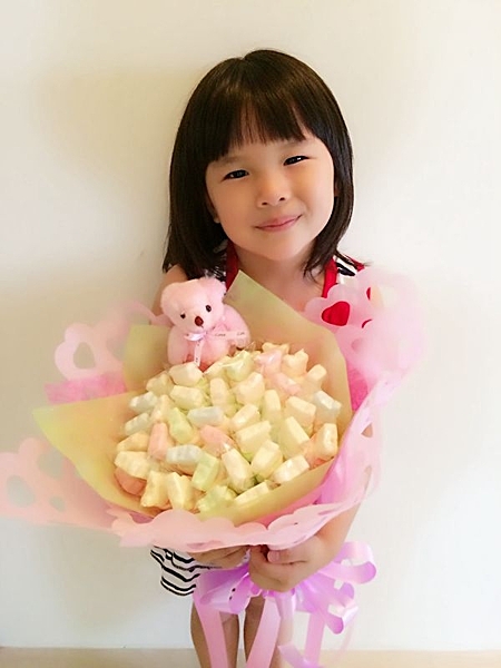 家長們還在煩惱要送甚麼花束嗎~nn您的最佳選擇~nn小朋友最愛的棉花糖花束~
