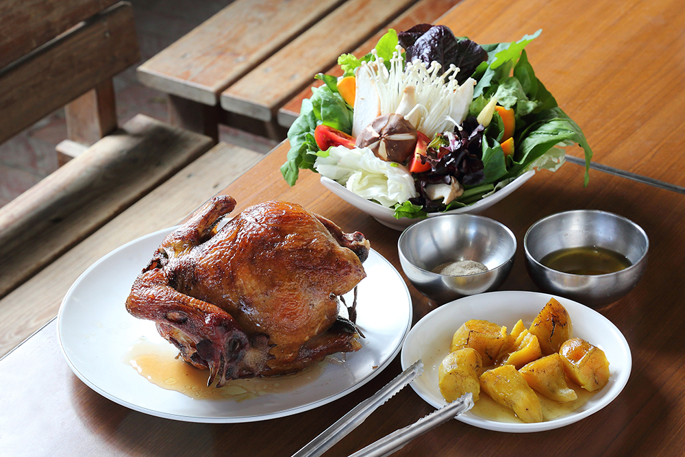 土窯烤雞、雞汁佐地瓜、招牌有機蔬菜鍋都是農場主人的招牌料理。(攝影/Carter)