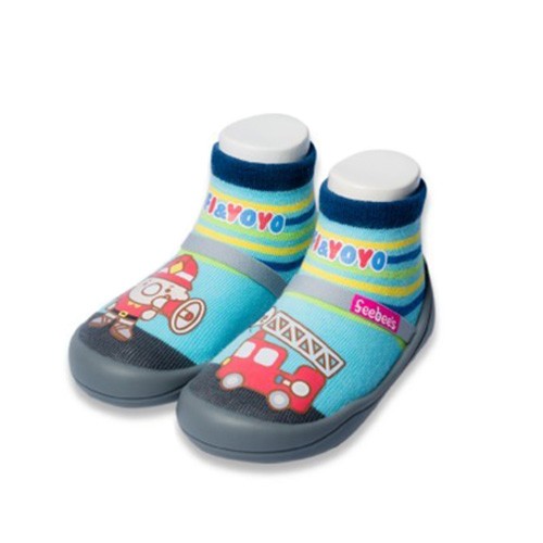 100%台灣設計製造，結合襪鞋設計，吃了也無毒的安心膠底，通過SGS認證。專利安全鞋帶舒適不咬腳，行走穩定度加倍。輕量TPR止滑鞋底，安全、耐磨、緩衝性佳。柔軟舒適棉料，一體成形的無縫車工完整包覆小腳