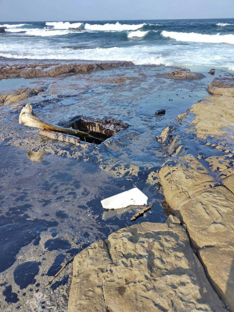 台海黑化2／志工衝北海岸力抗黑色煉獄　暖心留雨鞋「給下一個需