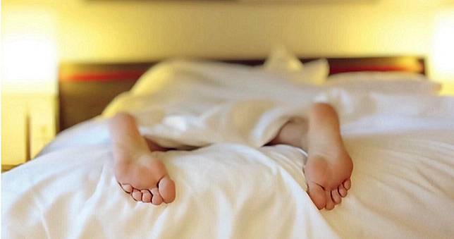 少女睡到半夜雙腿「濕濕癢癢的」　棉被掀開驚見父親的頭在動