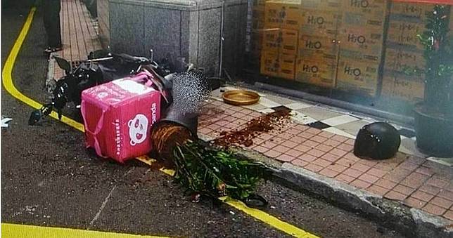 熊貓外送員深夜送單！路口遭貨車攔腰撞　人車噴飛慘死