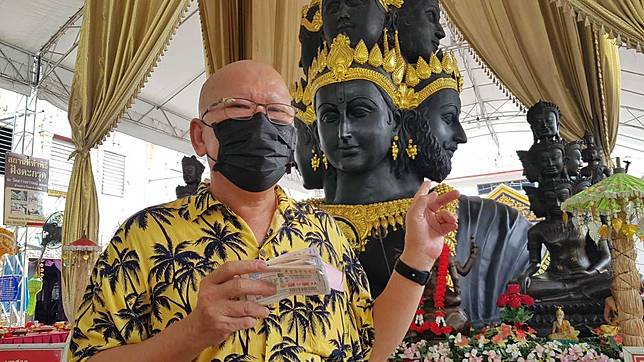 พระตรีมูติให้หวยหนุ่มใหญ่กว่า40ใบ