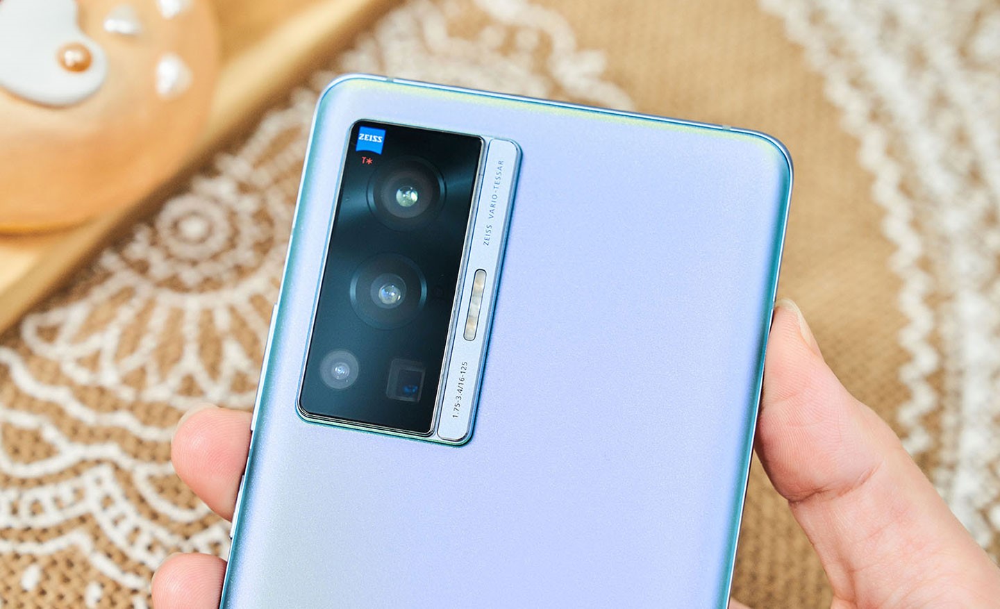 X70 系列除延續與蔡司共同研發的主相機多鏡頭系統，更加入蔡司認證的 T* 鏡頭鍍膜，進一步強化所有鏡頭的可見光通過率並降底反射率，能避免直面光源拍攝時常見的眩光、鬼影問題。