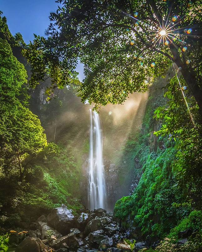 10 Air Terjun Indonesia yang Kekinian, Murah, dan Instagramable