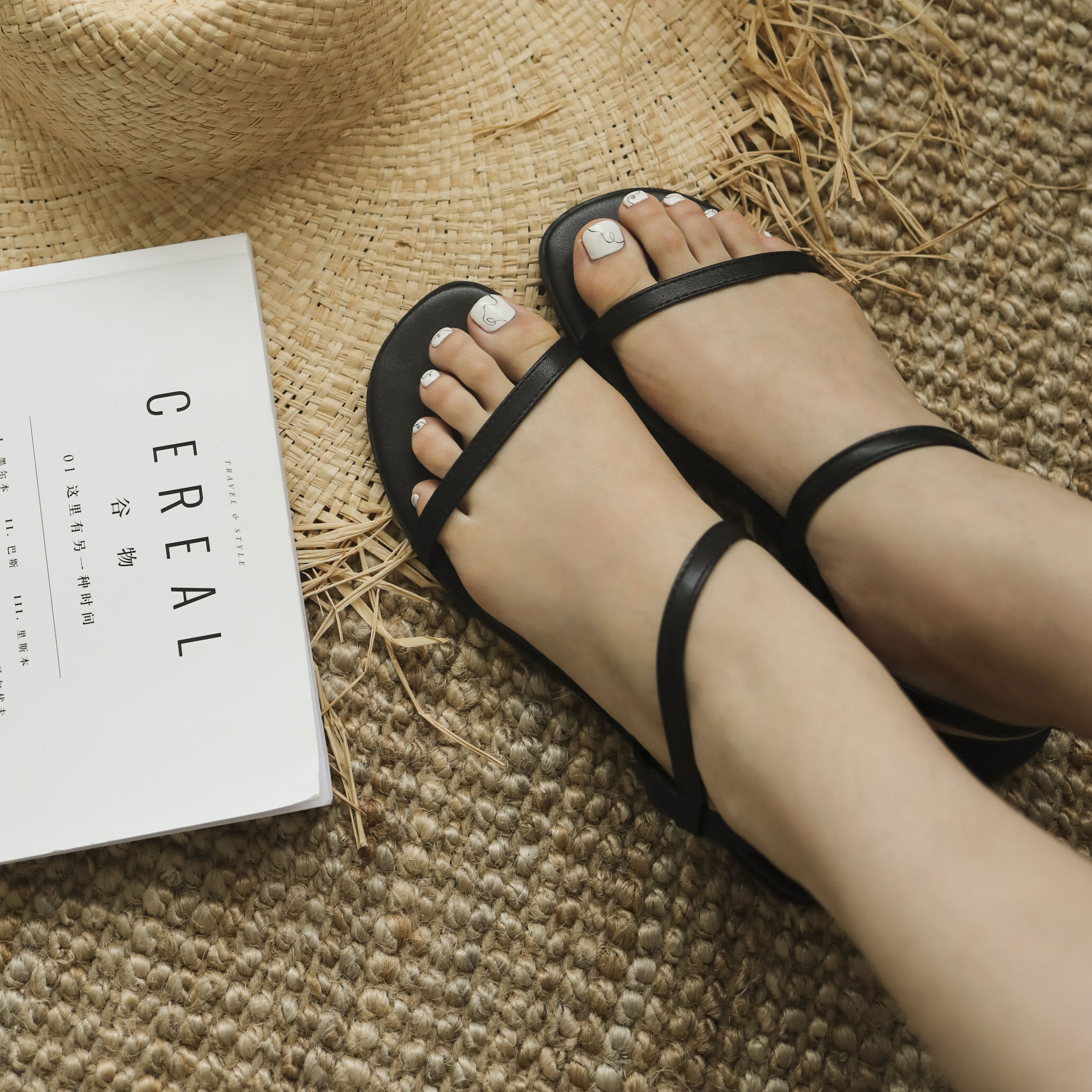 個性獨創．一字細帶繞踝平底涼鞋