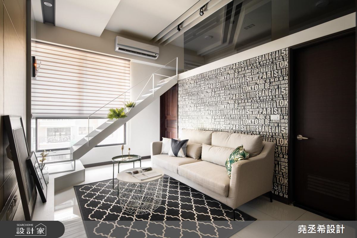 這個案例只有16坪，濃濃的現代風設計，樓梯第一階延伸與電視櫃結合，減緩樓梯坡度同時放大樓梯下方空間，幾何三角線條設計的白色鐵件扶手，色彩與造型都有整體性。