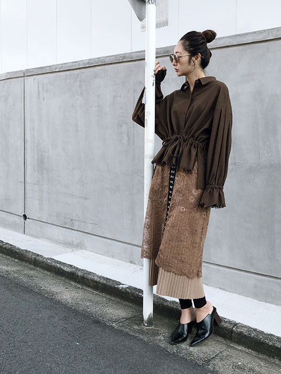 日本女子擅長的質感穿搭術！選搭薄針織裙增添溫柔優雅品味5