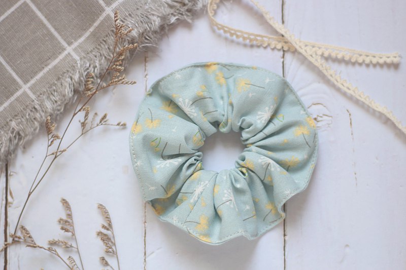 手工製作的大腸圈髮飾 簡約風格好穿搭，需要的時候隨手就能綁個活力馬尾或可愛包包頭。