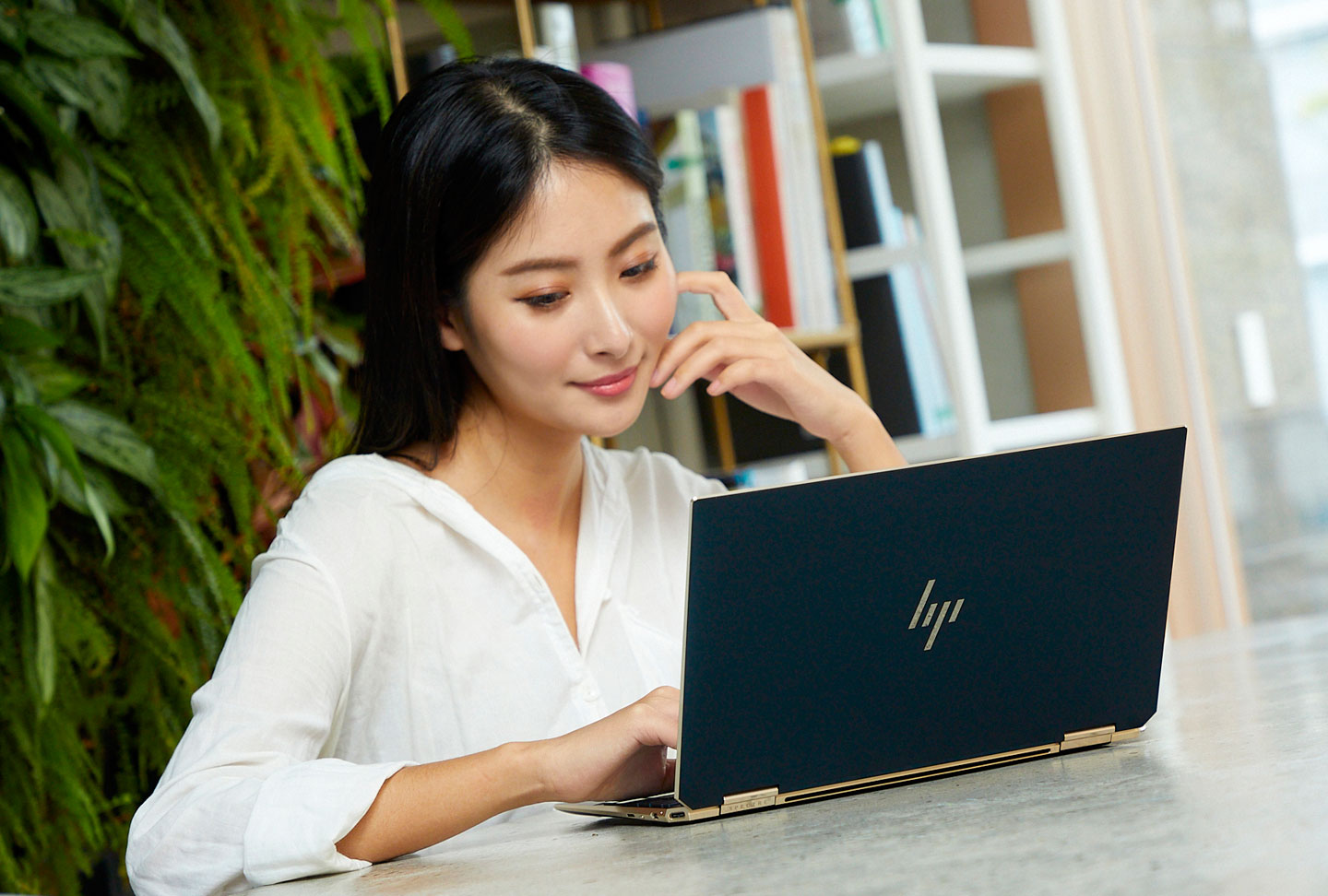 HP Spectre x360 Conv13 採二合一設計，在一般的使用情境下，可作為筆電使用。