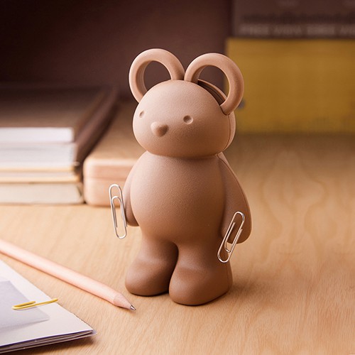 充滿綠意的居家生活，森林小動物也是得力助手！經典泰迪小熊化身成為你的辦公桌小幫手！雙手磁吸隨時幫你備好迴紋針及大頭針，還幫您收好一把剪刀。為您管理凌亂的桌面文具，讓辦公室不再一成不變。可愛溫馨的設計蘊