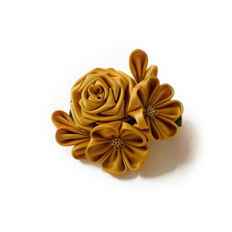 黃銅鱷魚皮髮夾上的多色雙絲緞