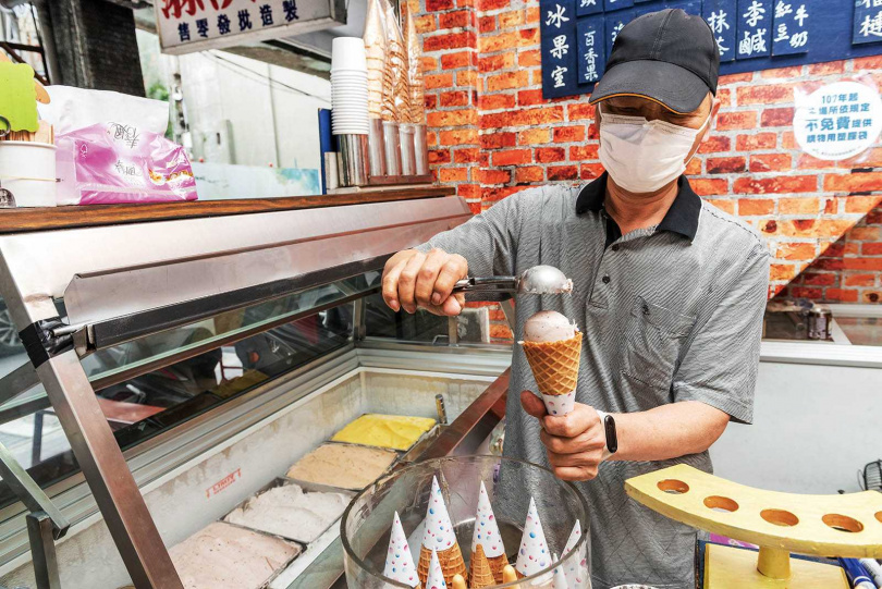已有72年歷史的「和美冰果室」，第二代老闆仍常在店裡幫忙。（圖／張祐銘攝）