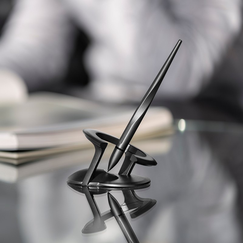 神奇、精緻、療癒、金屬。自立筆〔星際〕以23.5度角抵抗重力，不用電力。 機器與師傅手工工藝精雕細琢，只為達到完美平衡。 自立筆〔星際〕將成為你桌面上是最獨特的療癒精品，你桌上無可取代的風格配件用品。