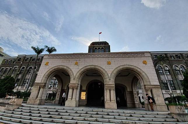 法官判決寫錯被告名字 判罰月俸3個月