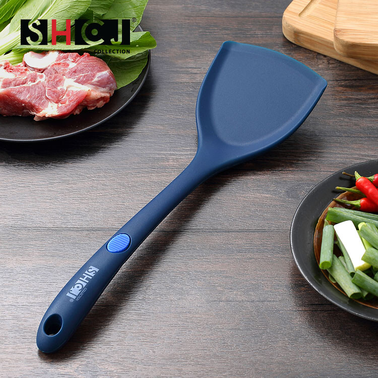 商品大標 整支一體成型經久耐用 全矽膠包覆久用不脫落 貼合鍋面不會刮傷鍋子 好清洗不生鏽不卡油垢 塑化劑及耐熱度檢驗合格 商品說明 鍋鏟或湯勺刮傷不沾鍋手柄斷裂熔化生鏽遇到這些狀況怎能安心做好一頓好飯