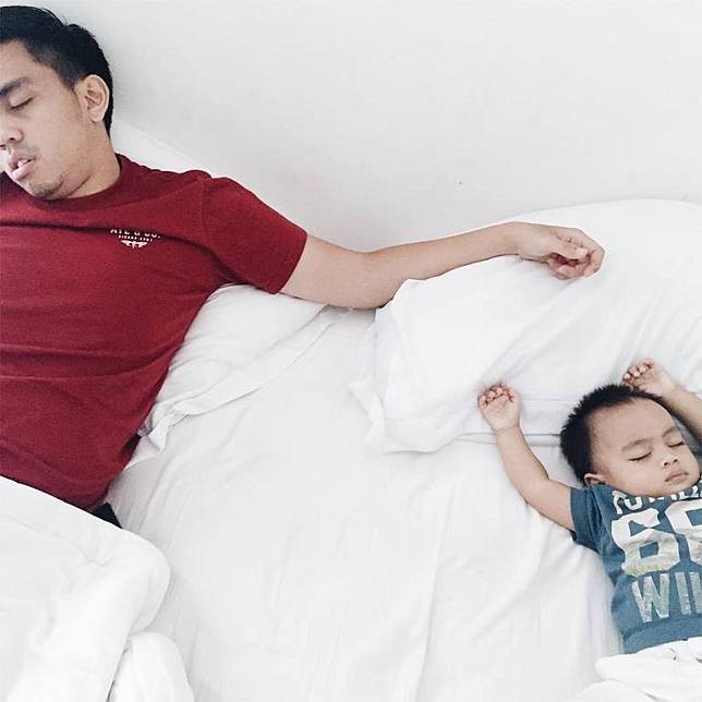 Deretan Foto Bapak dan Anak Ini Ungkap Keseharian Selebriti Saat Jadi Orang Tua. Mulai dari yang Lucu Sampai yang Keren! Like Father Like Son!