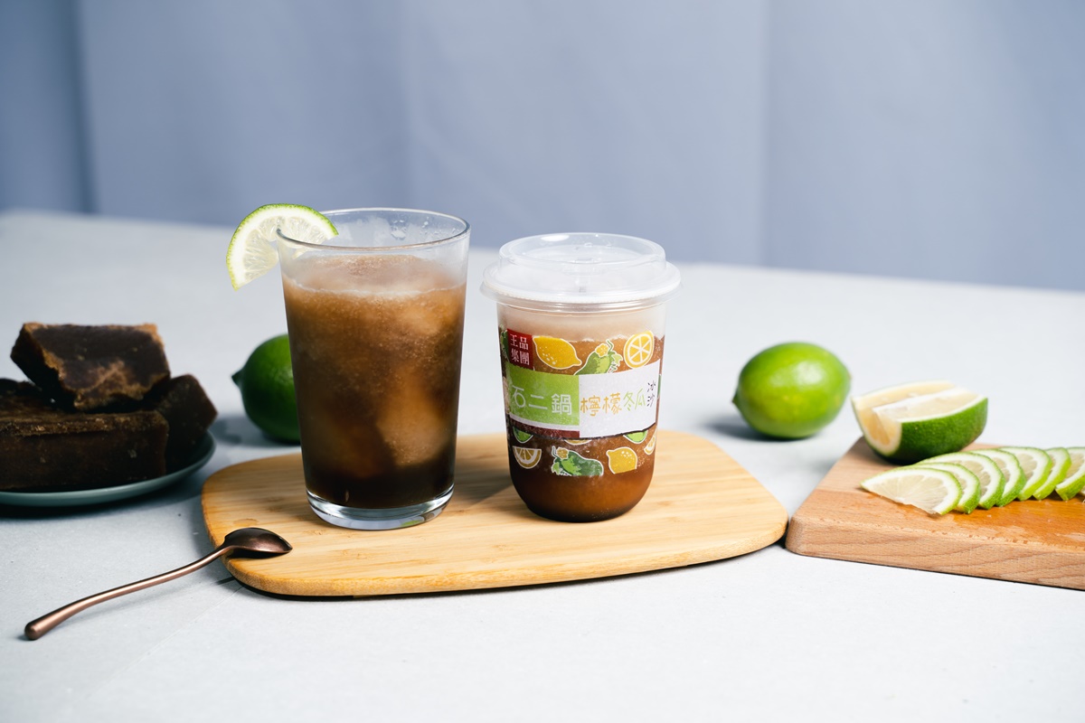 OKmart獨家推出來自石二鍋冬瓜檸檬冰沙、陶板屋桑椹醋冰沙。其中「冬瓜檸檬冰沙」採用檸檬原汁與純正冬瓜磚熬者冬瓜茶，依黃金比例調配混和，交織出沁涼消暑的酸甜滋味。6/29前任選2件享6折優惠。（圖片提供/OK便利商店）