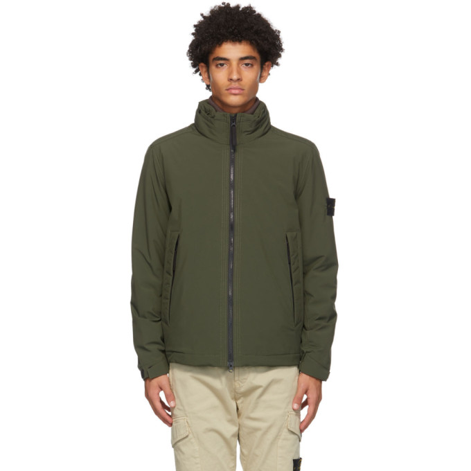 绿色长袖夹克，采用 Primaloft® 防风抗水机能府绸面料。立领附有可收纳式兜帽，双向拉链前襟，腰部拉链袋。袖筒可拆卸式纽扣徽标刺绣贴饰，袖口魔术贴调节袢。全衬里，内附贴袋和白色徽标刺绣。黑色五金