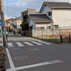 小学校からファミリーマートまでの間の交差点