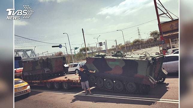 國軍裝甲車疑沒綁好　從板車滑落掉路中