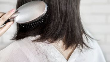 「梳頭一直掉髮？」正確梳頭＋按摩能防止落髮，還能幫助頭皮紓壓，超多好處請筆記！