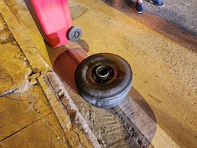 ช็อก! “น้องเก๊กฮวย” รถไฟฟ้าสายสีเหลือง ล้อหลุด ตกจากรางหล่นใส่รถแท็กซี่กลางถนน! | tvpoolonline.com | LINE TODAY