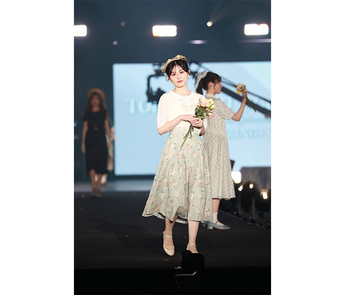 26時のマスカレイド・吉井美優、花柄のヴィンテージコーデで「TGC」初