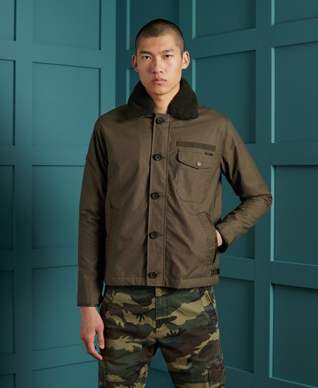 Inspired by workwear, the Waxed Field Deck Jacket features three external pockets and one internal p