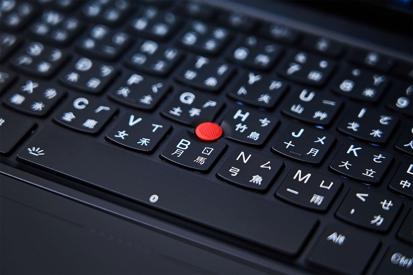 ThinkPad Z13 仍內建超經典的小紅點「Track Point」，這對老用戶來說是十分友好的規劃。