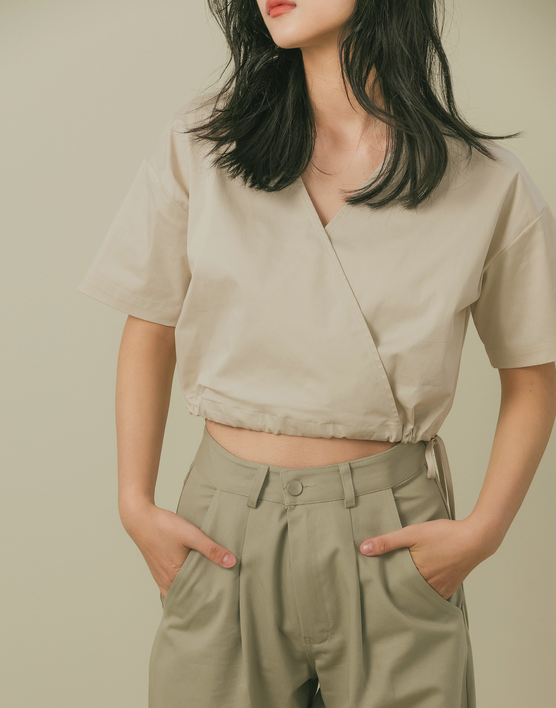 彈性：適中 有一點挺度的襯衫棉布料、前V領片交錯設計、下擺左側綁帶抽繩、短版修飾版型、建議內著BRA TOP