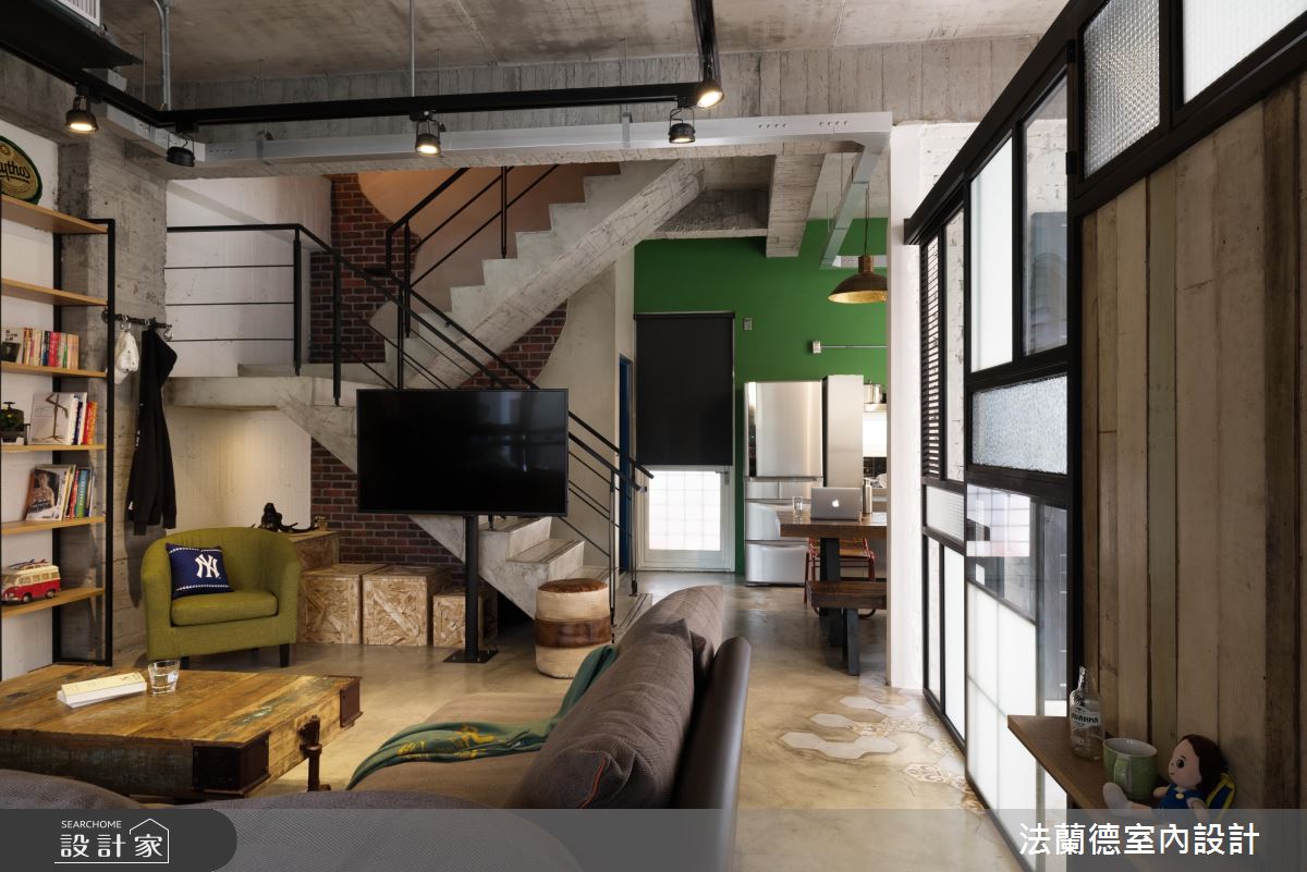 簡單的水泥樓梯加上鐵件的扶手，牆面的磚牆花紋與多種色彩運用，有別與工業風的冷冽，拼貼出較為活潑的Loft風格。