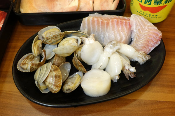 松江南京站聚餐火鍋吃到飽-嗨蝦蝦三杯醉蝦石頭鍋，台北中山區生日聚餐、謝師宴、尾牙平價火鍋吃到飽，天使紅蝦、啤酒、Prime等級牛肉吃到飽