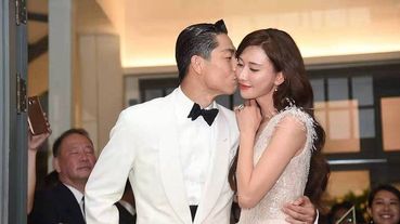林志玲婚禮晚宴直擊！「人妻大解放」性感深V禮服夢幻現身 甜挽AKIRA出場根本王子與公主