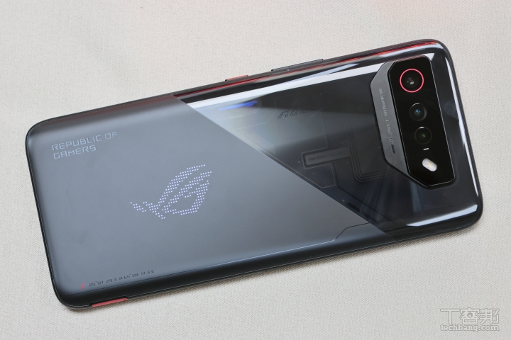 ROG Phone 7 共有黑白兩色。