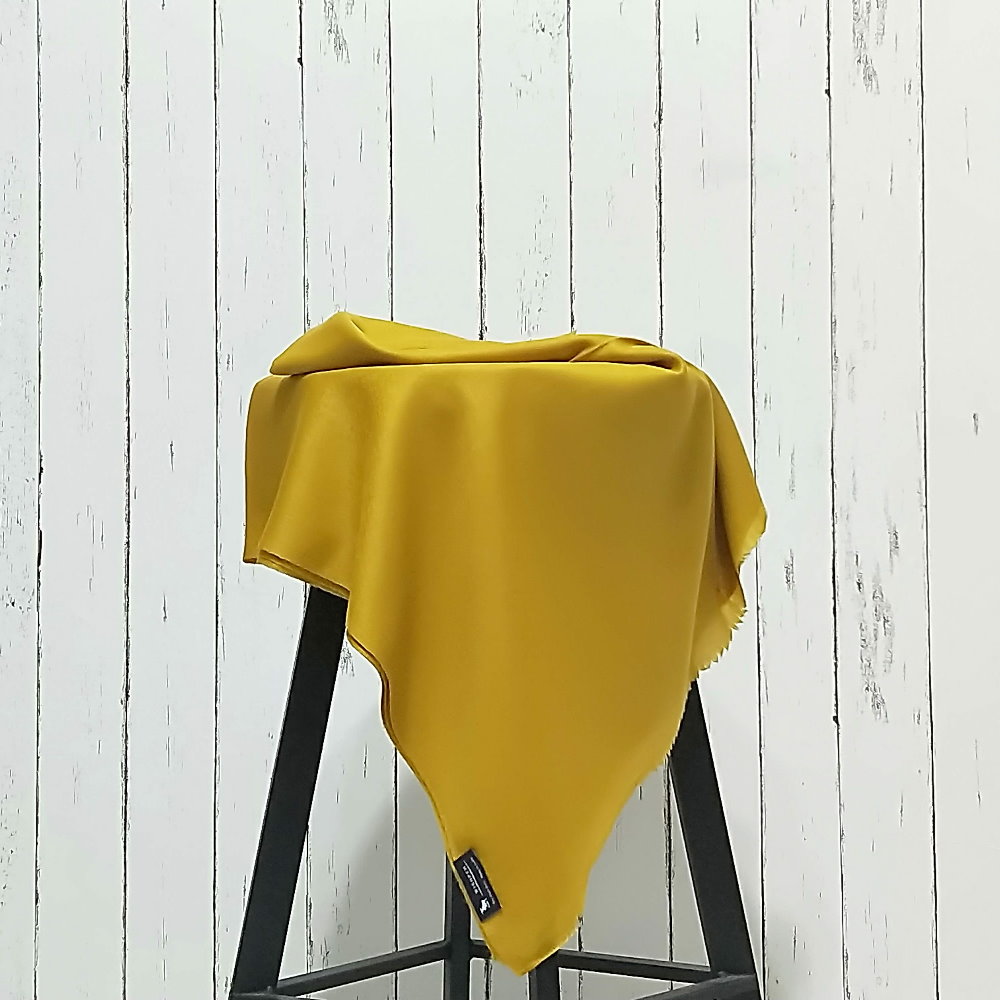 北印度kashmir羊毛織品的最高階，常被誤導為cashmere，我們選擇加了10~12%的蠶絲，使用非化學的植物染劑，手染後風乾。