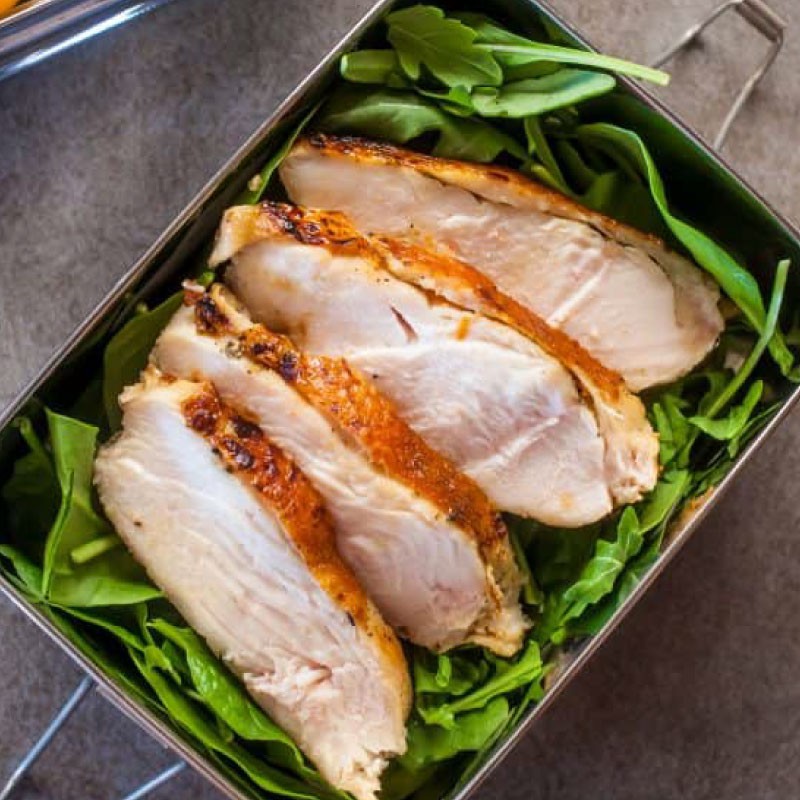 濕式熟成台灣雞胸肉：低脂肪高蛋白健康原食首選台灣優良農產肉品，當日電宰急凍出貨，肉質新鮮，安全衛生媲美溫體雞肉。濕式熟成～現宰溫體雞肉經過恆溫濕式熟成後在真空包裝急速冷凍。更加多汁鮮嫩，跳脫以往乾柴雞