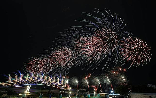 澎湖 花火 遊行晚間絢麗煙火秀 圖 中央通訊社 Line Today